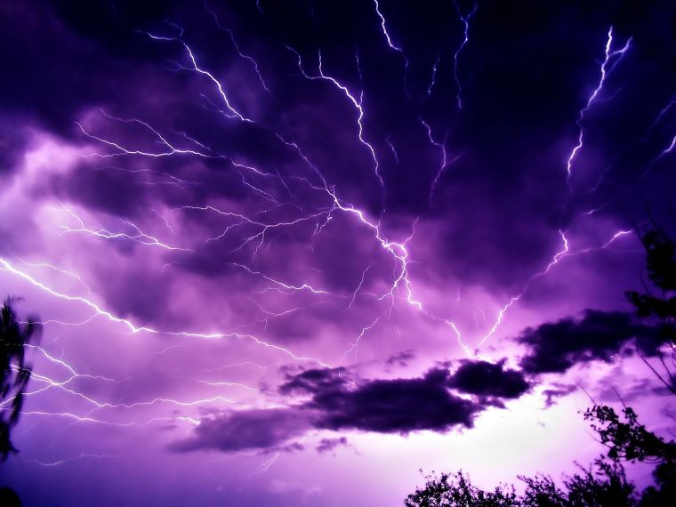 purple_sky_and_lightning-1600x1200